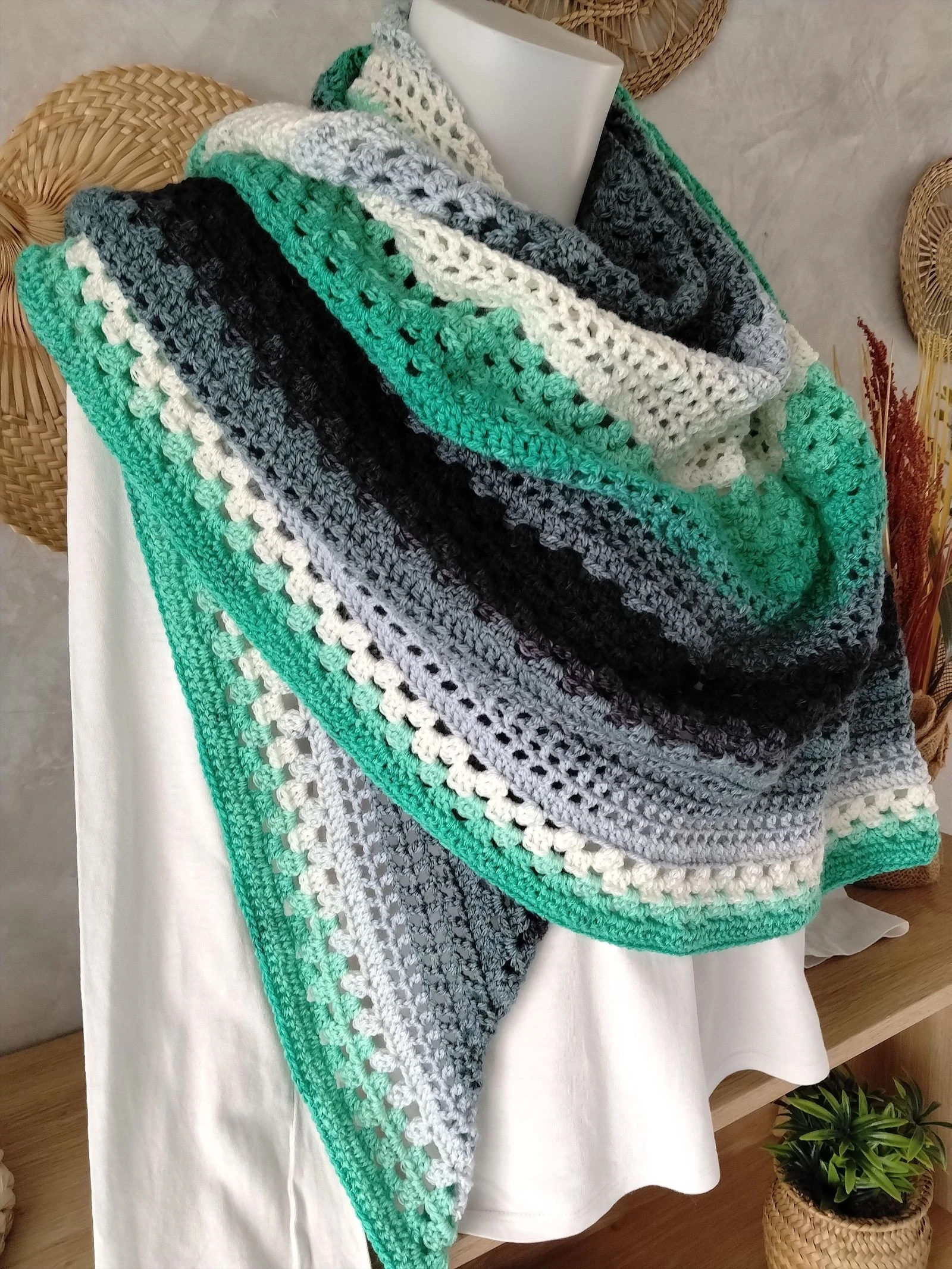 🧶 Xale / Lenço Feito à Mão com Crochê – Nuances Esmeralda & Cinza – photo 2